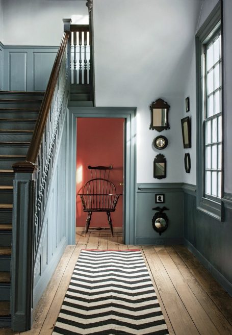 Entrée de maison ancienne rénovée, escalier en bois, couleurs sourdes et élégantes, décoration intérieure de caractère – Morgane Déco Saint-