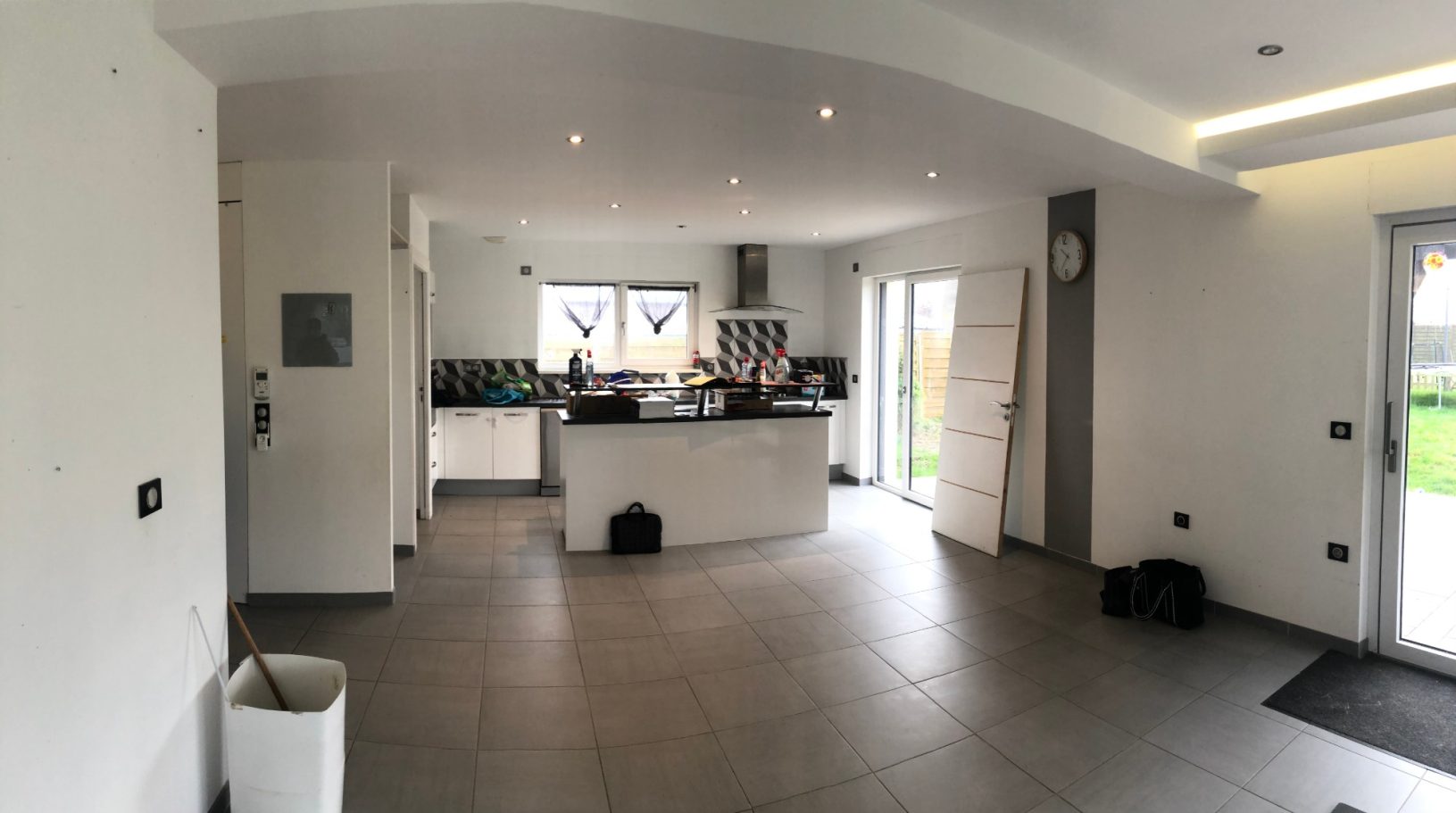 Intérieur moderne d'une cuisine ouverte avec un espace de vie lumineux et minimaliste.