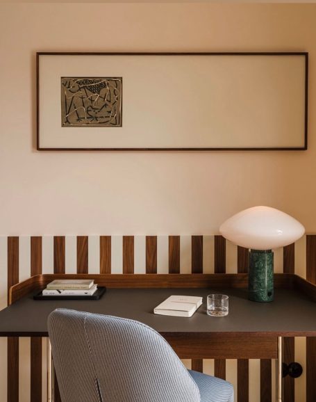 Bureau élégant en bois foncé, décoration intérieure chic et minimaliste, inspiration design contemporain – Morgane Déco Saint-Malo