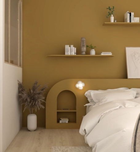 Chambre moderne avec murs ocre, lit blanc et étagères en bois. Plantes décoratives.